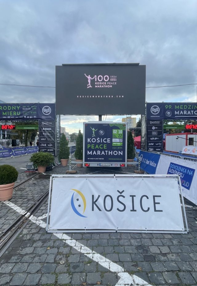 mobilná led obrazovka na maratóne v Košiciach